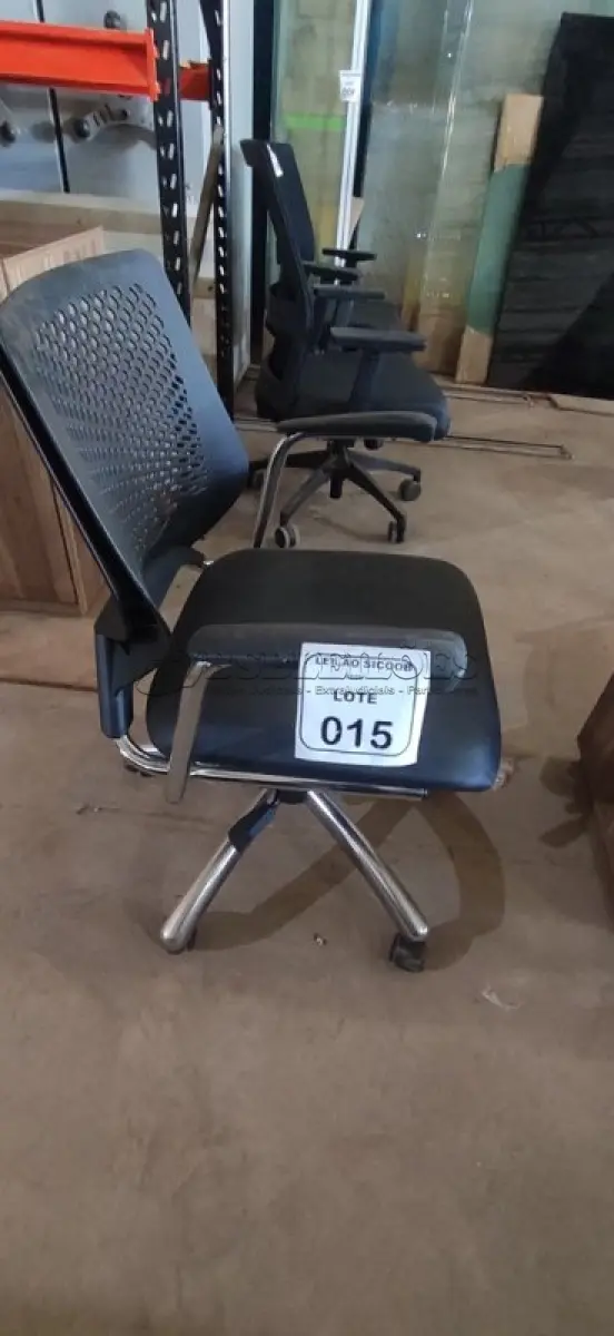 LOTE 015 - 01 CADEIRA PLAX METAL EXECUTIVA GIRATÓRIA COM BASE CROMADA (NO ESTADO) ATENÇÃO! FAZER A VISITAÇÃO ANTES DE ARREMATAR, NÃO SABEMOS SE FUNCIONA, LEILÃO NÃO TEM GARANTIA E NEM DEVOLUÇÃO, SUJEITO A POSSÍVEIS AVARIAS VISÍVEIS/OCULTAS E/OU AUSÊNCIA DE COMPONENTES.