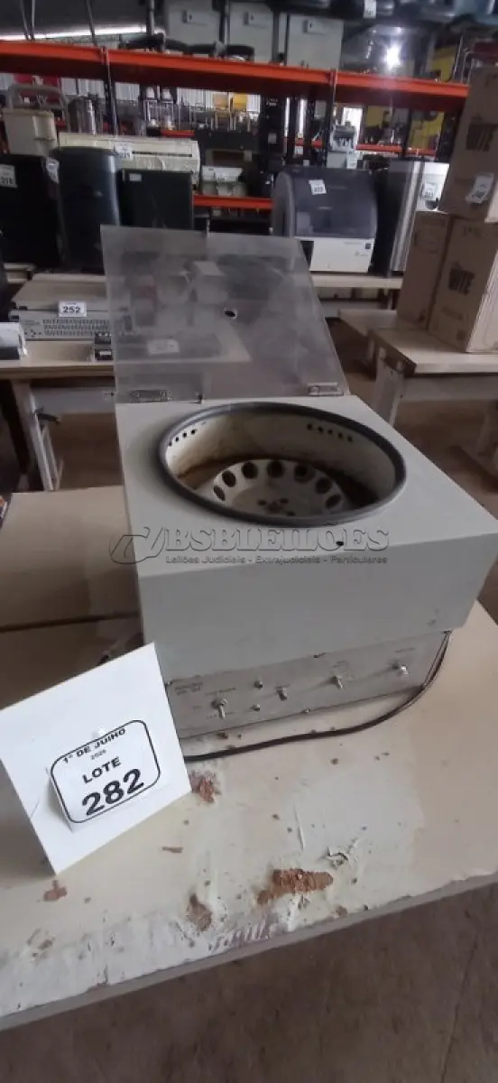 LOTE 282 - 01 CENTRIFUGA LABORATORIAL MODELO MACRO EV 04. (NO ESTADO) ATENÇÃO! FAZER A VISITAÇÃO ANTES DE ARREMATAR, NÃO SABEMOS SE FUNCIONA, LEILÃO NÃO TEM GARANTIA E NEM DEVOLUÇÃO, SUJEITO A POSSÍVEIS AVARIAS VISÍVEIS/OCULTAS E/OU AUSÊNCIA DE COMPONENTES.
