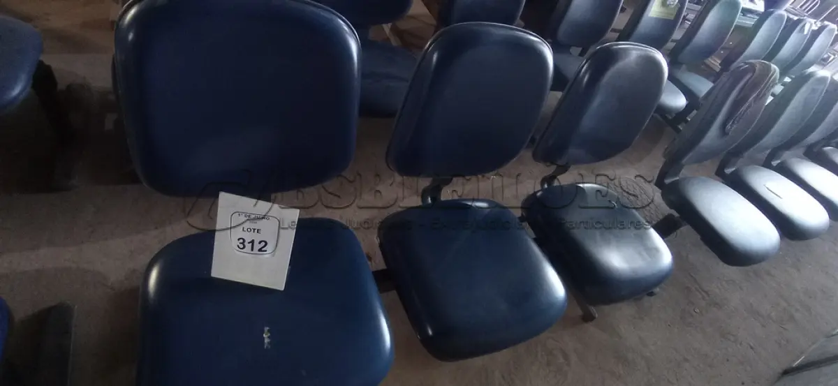LOTE 312 - 01 CADEIRA TIPO LONGARINA COM 03 LUGARES. (NO ESTADO) ATENÇÃO! FAZER A VISITAÇÃO ANTES DE ARREMATAR, NÃO SABEMOS SE FUNCIONA, LEILÃO NÃO TEM GARANTIA E NEM DEVOLUÇÃO, SUJEITO A POSSÍVEIS AVARIAS VISÍVEIS/OCULTAS E/OU AUSÊNCIA DE COMPONENTES.
