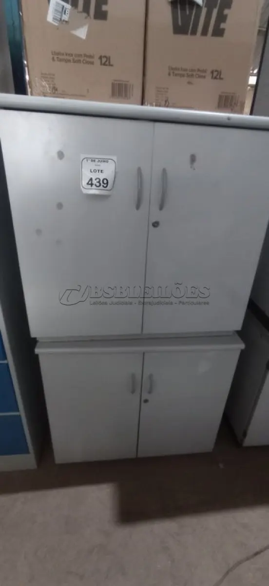 LOTE 439 - 02 ARMÁRIOS BAIXO EM MADEIRA COM 02 PORTAS. (NO ESTADO) ATENÇÃO! FAZER A VISITAÇÃO ANTES DE ARREMATAR, NÃO SABEMOS SE FUNCIONA, LEILÃO NÃO TEM GARANTIA E NEM DEVOLUÇÃO, SUJEITO A POSSÍVEIS AVARIAS VISÍVEIS/OCULTAS E/OU AUSÊNCIA DE COMPONENTES.