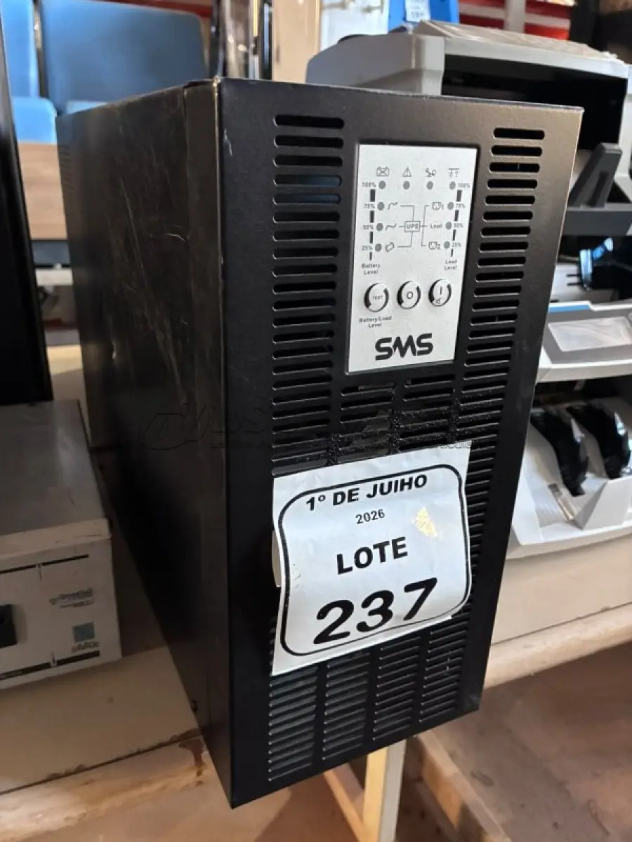 LOTE 237 - 01 NOBREAK DE 1684VA MARCA SMS. (NO ESTADO) ATENÇÃO! FAZER A VISITAÇÃO ANTES DE ARREMATAR, NÃO SABEMOS SE FUNCIONA, LEILÃO NÃO TEM GARANTIA E NEM DEVOLUÇÃO, SUJEITO A POSSÍVEIS AVARIAS VISÍVEIS/OCULTAS E/OU AUSÊNCIA DE COMPONENTES.