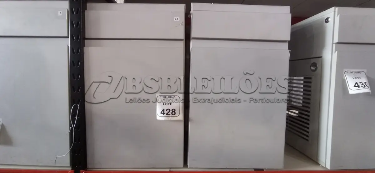 LOTE 428 - 02 ARMÁRIOS PARA CPU COM 01 PORTA E 01 GAVETA. (NO ESTADO) ATENÇÃO! FAZER A VISITAÇÃO ANTES DE ARREMATAR, NÃO SABEMOS SE FUNCIONA, LEILÃO NÃO TEM GARANTIA E NEM DEVOLUÇÃO, SUJEITO A POSSÍVEIS AVARIAS VISÍVEIS/OCULTAS E/OU AUSÊNCIA DE COMPONENTES.