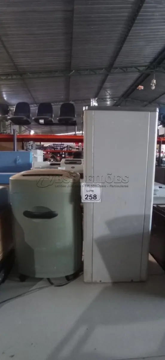 LOTE 258 - 01 BEBEDOURO E 01 FRAGMENTADORA DE PAPEL. (NO ESTADO) ATENÇÃO! FAZER A VISITAÇÃO ANTES DE ARREMATAR, NÃO SABEMOS SE FUNCIONA, LEILÃO NÃO TEM GARANTIA E NEM DEVOLUÇÃO, SUJEITO A POSSÍVEIS AVARIAS VISÍVEIS/OCULTAS E/OU AUSÊNCIA DE COMPONENTES.