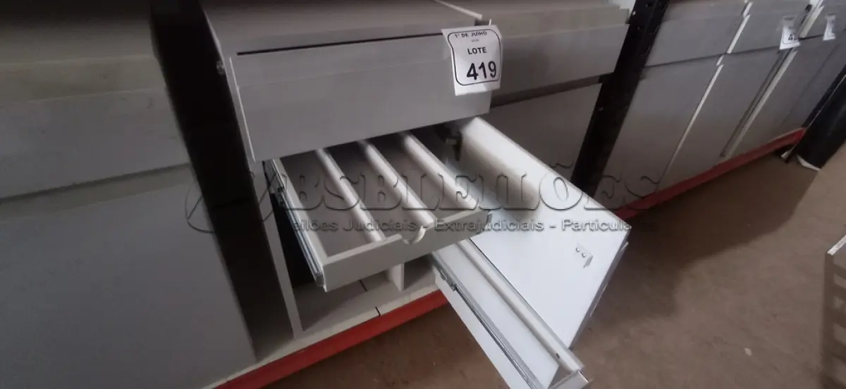LOTE 419 - 02 ARMÁRIOS PARA CPU COM 01 PORTA E 01 GAVETA. (NO ESTADO) ATENÇÃO! FAZER A VISITAÇÃO ANTES DE ARREMATAR, NÃO SABEMOS SE FUNCIONA, LEILÃO NÃO TEM GARANTIA E NEM DEVOLUÇÃO, SUJEITO A POSSÍVEIS AVARIAS VISÍVEIS/OCULTAS E/OU AUSÊNCIA DE COMPONENTES.