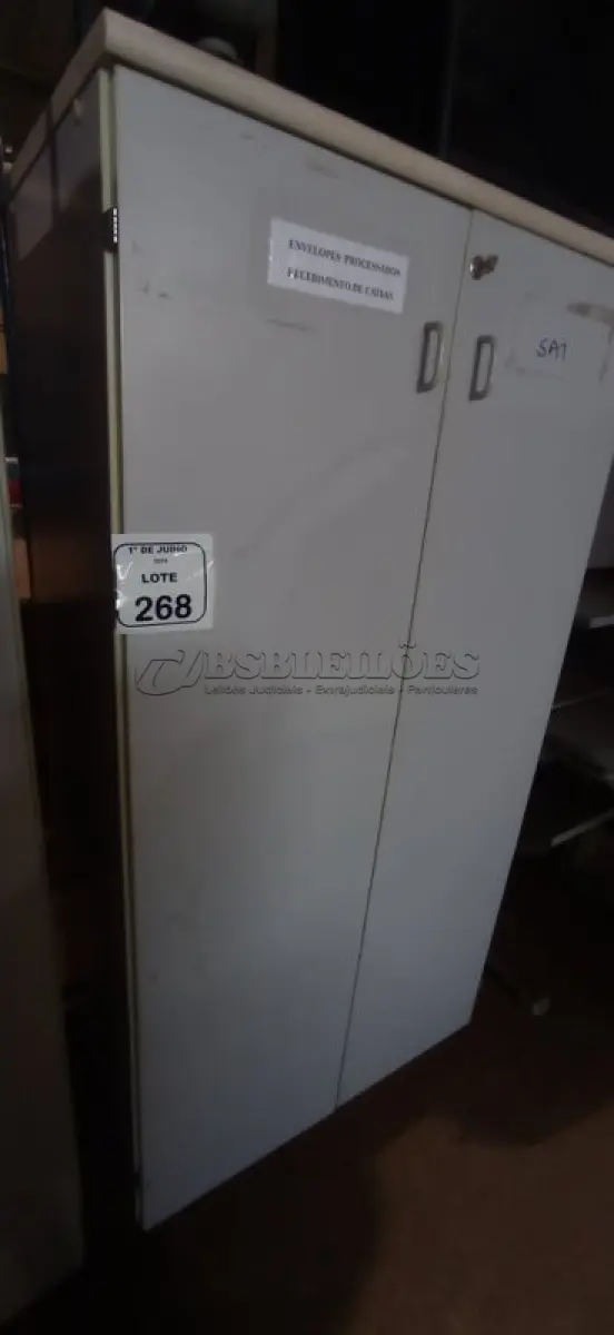 LOTE 268 - 01 ARMÁRIO 02 PORTAS EM MADEIRA. (NO ESTADO) ATENÇÃO! FAZER A VISITAÇÃO ANTES DE ARREMATAR, NÃO SABEMOS SE FUNCIONA, LEILÃO NÃO TEM GARANTIA E NEM DEVOLUÇÃO, SUJEITO A POSSÍVEIS AVARIAS VISÍVEIS/OCULTAS E/OU AUSÊNCIA DE COMPONENTES.