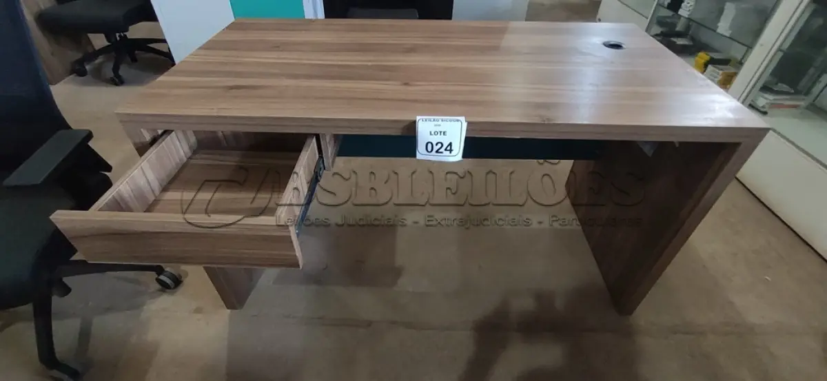 LOTE 024 - 01 MESA EM MADEIRA PARA ESCRITÓRIO COM GAVETA. (NO ESTADO) ATENÇÃO! FAZER A VISITAÇÃO ANTES DE ARREMATAR, NÃO SABEMOS SE FUNCIONA, LEILÃO NÃO TEM GARANTIA E NEM DEVOLUÇÃO, SUJEITO A POSSÍVEIS AVARIAS VISÍVEIS/OCULTAS E/OU AUSÊNCIA DE COMPONENTES.