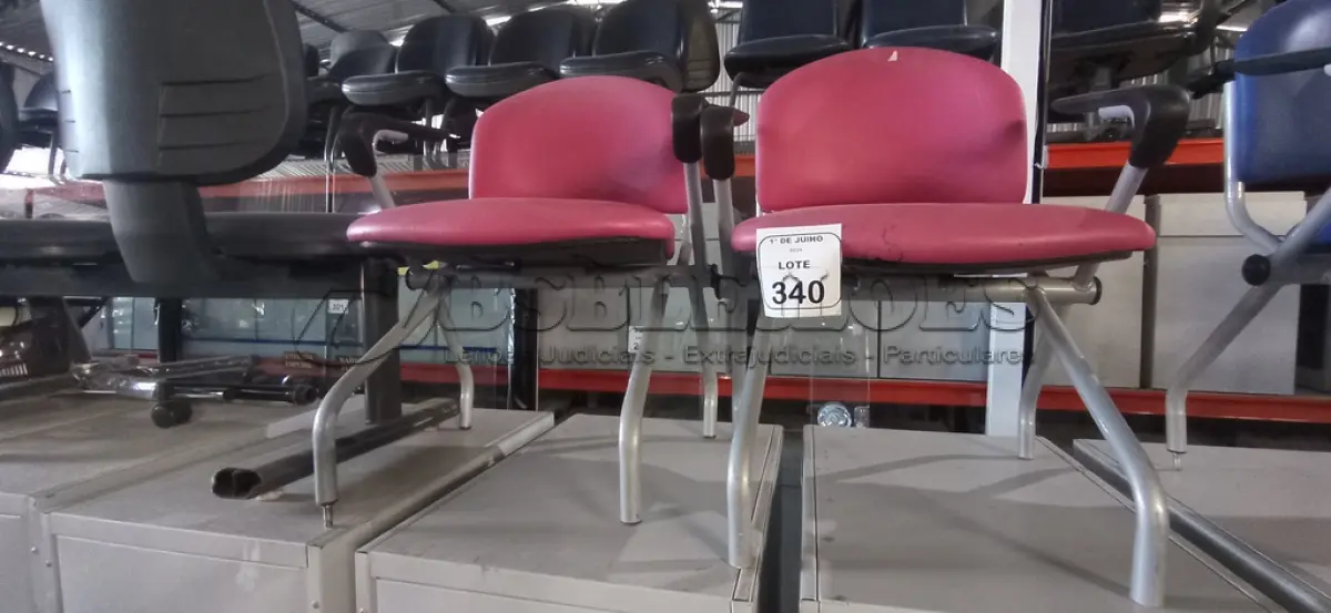 LOTE 340 - 02 CADEIRAS BAIXAS COM ASSENTO DOBRÁVEL. (NO ESTADO) ATENÇÃO! FAZER A VISITAÇÃO ANTES DE ARREMATAR, NÃO SABEMOS SE FUNCIONA, LEILÃO NÃO TEM GARANTIA E NEM DEVOLUÇÃO, SUJEITO A POSSÍVEIS AVARIAS VISÍVEIS/OCULTAS E/OU AUSÊNCIA DE COMPONENTES.