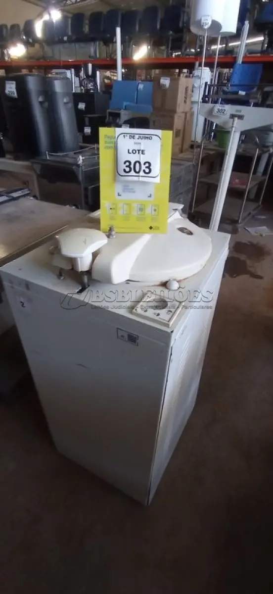 LOTE 303 - 01 AUTOCLAVE LABORATORIAL. (NO ESTADO) ATENÇÃO! FAZER A VISITAÇÃO ANTES DE ARREMATAR, NÃO SABEMOS SE FUNCIONA, LEILÃO NÃO TEM GARANTIA E NEM DEVOLUÇÃO, SUJEITO A POSSÍVEIS AVARIAS VISÍVEIS/OCULTAS E/OU AUSÊNCIA DE COMPONENTES.