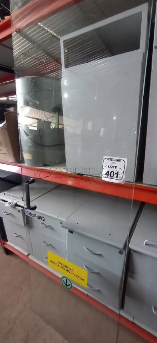 LOTE 401 - 01 PORTA DE VIDRO DE 2,06X0,69. (NO ESTADO) ATENÇÃO! FAZER A VISITAÇÃO ANTES DE ARREMATAR, NÃO SABEMOS SE FUNCIONA, LEILÃO NÃO TEM GARANTIA E NEM DEVOLUÇÃO, SUJEITO A POSSÍVEIS AVARIAS VISÍVEIS/OCULTAS E/OU AUSÊNCIA DE COMPONENTES.