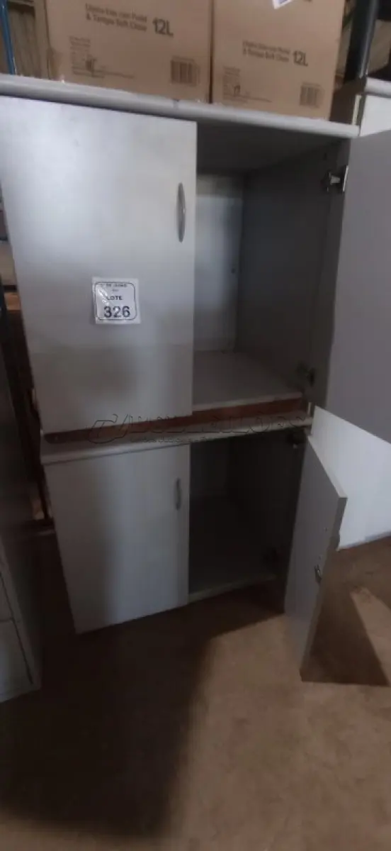 LOTE 326 - 02 ARMÁRIOS BAIXOS EM MADEIRA COM 02 PORTAS. (NO ESTADO) ATENÇÃO! FAZER A VISITAÇÃO ANTES DE ARREMATAR, NÃO SABEMOS SE FUNCIONA, LEILÃO NÃO TEM GARANTIA E NEM DEVOLUÇÃO, SUJEITO A POSSÍVEIS AVARIAS VISÍVEIS/OCULTAS E/OU AUSÊNCIA DE COMPONENTES.