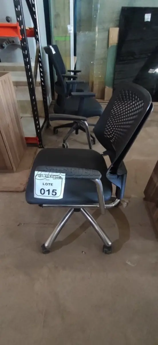 LOTE 015 - 01 CADEIRA PLAX METAL EXECUTIVA GIRATÓRIA COM BASE CROMADA (NO ESTADO) ATENÇÃO! FAZER A VISITAÇÃO ANTES DE ARREMATAR, NÃO SABEMOS SE FUNCIONA, LEILÃO NÃO TEM GARANTIA E NEM DEVOLUÇÃO, SUJEITO A POSSÍVEIS AVARIAS VISÍVEIS/OCULTAS E/OU AUSÊNCIA DE COMPONENTES.