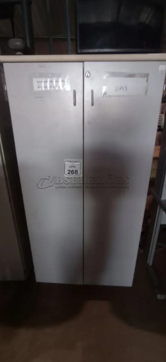 LOTE 268 - 01 ARMÁRIO 02 PORTAS EM MADEIRA. (NO ESTADO) ATENÇÃO! FAZER A VISITAÇÃO ANTES DE ARREMATAR, NÃO SABEMOS SE FUNCIONA, LEILÃO NÃO TEM GARANTIA E NEM DEVOLUÇÃO, SUJEITO A POSSÍVEIS AVARIAS VISÍVEIS/OCULTAS E/OU AUSÊNCIA DE COMPONENTES.