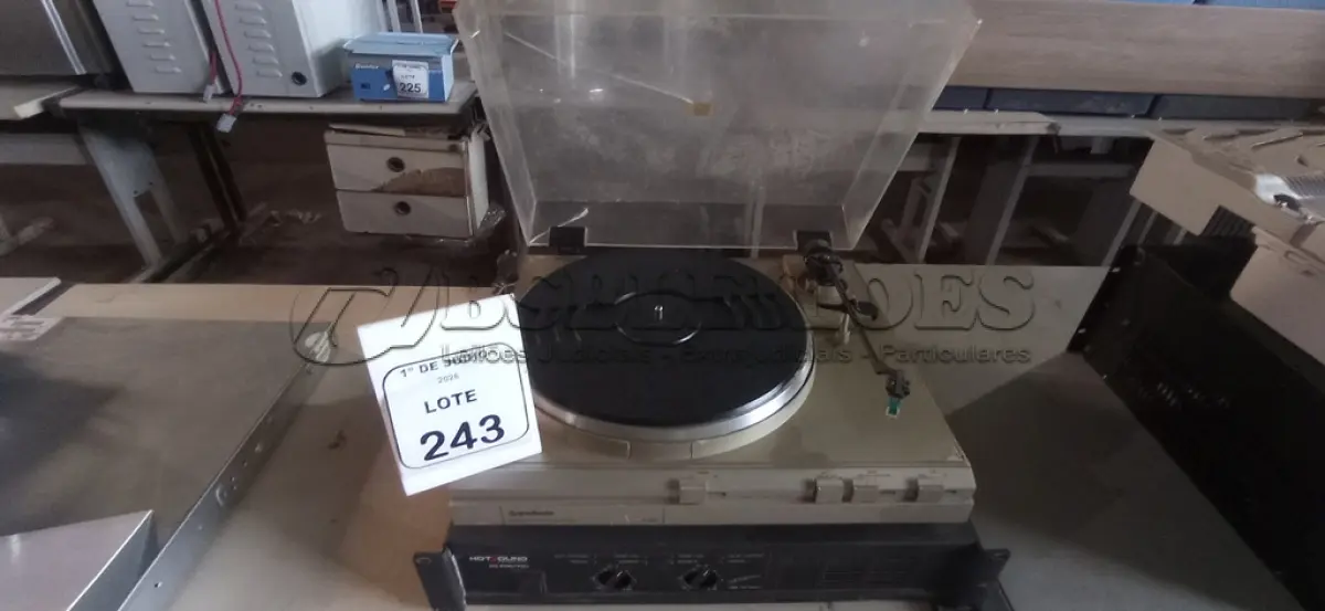 LOTE 243 - 01 AMPLIFICADOR DE POTÊNCIA MODELO HS 600/70V MARCA HOTSOUND E 01 TOCA VINIL MARCA GRADIENTE. (NO ESTADO) ATENÇÃO! FAZER A VISITAÇÃO ANTES DE ARREMATAR, NÃO SABEMOS SE FUNCIONA, LEILÃO NÃO TEM GARANTIA E NEM DEVOLUÇÃO, SUJEITO A POSSÍVEIS AVARIAS VISÍVEIS/OCULTAS E/OU AUSÊNCIA DE COMPONENTES.