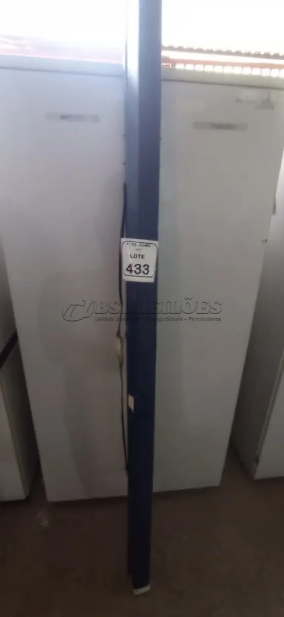 LOTE 433 - 01 TELA DE PROJEÇÃO RETRÁTIL. (NO ESTADO) ATENÇÃO! FAZER A VISITAÇÃO ANTES DE ARREMATAR, NÃO SABEMOS SE FUNCIONA, LEILÃO NÃO TEM GARANTIA E NEM DEVOLUÇÃO, SUJEITO A POSSÍVEIS AVARIAS VISÍVEIS/OCULTAS E/OU AUSÊNCIA DE COMPONENTES.