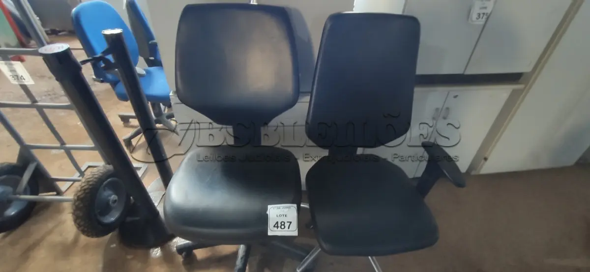 LOTE 487 - 02 CADEIRAS DE ESCRITÓRIO GIRATÓRIAS. (NO ESTADO) ATENÇÃO! FAZER A VISITAÇÃO ANTES DE ARREMATAR, NÃO SABEMOS SE FUNCIONA, LEILÃO NÃO TEM GARANTIA E NEM DEVOLUÇÃO, SUJEITO A POSSÍVEIS AVARIAS VISÍVEIS/OCULTAS E/OU AUSÊNCIA DE COMPONENTES.