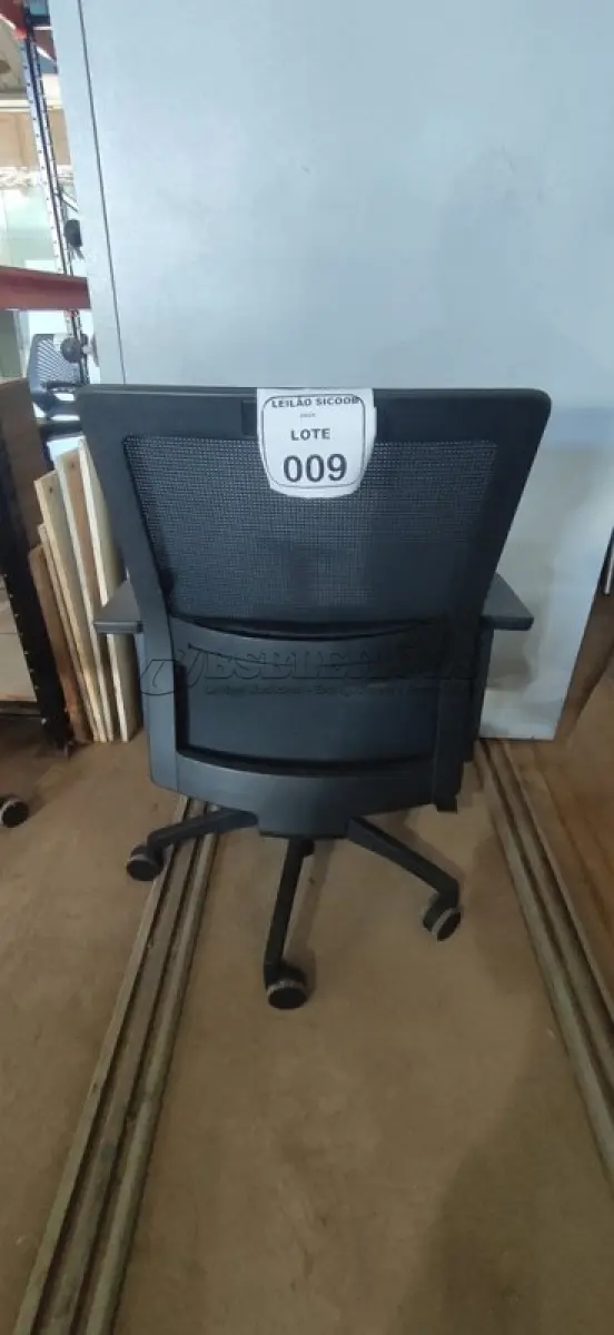 LOTE 009 - 01 CADEIRA PARA ESCRITÓRIO GIRATÓRIA ERGONÔMICA MARELLI COM ENCOSTO EM TELA MESH PRETA. (NO ESTADO) ATENÇÃO! FAZER A VISITAÇÃO ANTES DE ARREMATAR, NÃO SABEMOS SE FUNCIONA, LEILÃO NÃO TEM GARANTIA E NEM DEVOLUÇÃO, SUJEITO A POSSÍVEIS AVARIAS VISÍVEIS/OCULTAS E/OU AUSÊNCIA DE COMPONENTES.