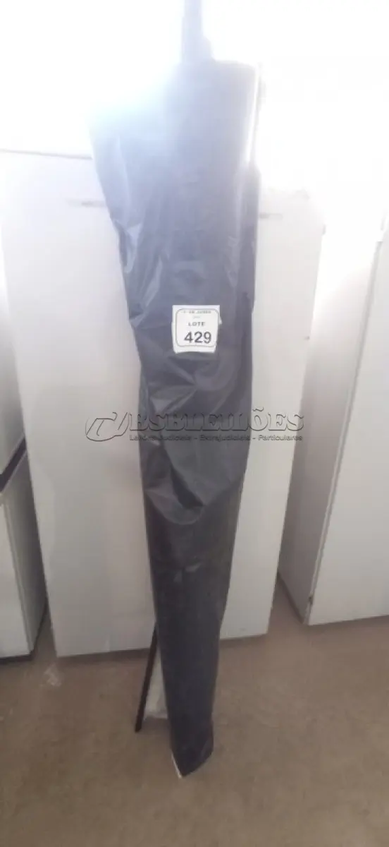LOTE 429 - 01 TELA DE PROJEÇÃO RETRÁTIL. (NO ESTADO) ATENÇÃO! FAZER A VISITAÇÃO ANTES DE ARREMATAR, NÃO SABEMOS SE FUNCIONA, LEILÃO NÃO TEM GARANTIA E NEM DEVOLUÇÃO, SUJEITO A POSSÍVEIS AVARIAS VISÍVEIS/OCULTAS E/OU AUSÊNCIA DE COMPONENTES.