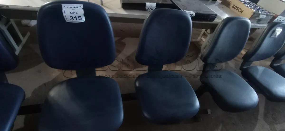 LOTE 315 - 01 CADEIRA TIPO LONGARINA COM 03 LUGARES. (NO ESTADO) ATENÇÃO! FAZER A VISITAÇÃO ANTES DE ARREMATAR, NÃO SABEMOS SE FUNCIONA, LEILÃO NÃO TEM GARANTIA E NEM DEVOLUÇÃO, SUJEITO A POSSÍVEIS AVARIAS VISÍVEIS/OCULTAS E/OU AUSÊNCIA DE COMPONENTES.