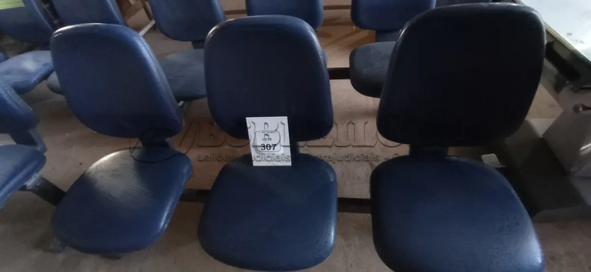 LOTE 307 - 01 CADEIRA TIPO LONGARINA COM 03 LUGARES. (NO ESTADO) ATENÇÃO! FAZER A VISITAÇÃO ANTES DE ARREMATAR, NÃO SABEMOS SE FUNCIONA, LEILÃO NÃO TEM GARANTIA E NEM DEVOLUÇÃO, SUJEITO A POSSÍVEIS AVARIAS VISÍVEIS/OCULTAS E/OU AUSÊNCIA DE COMPONENTES.
