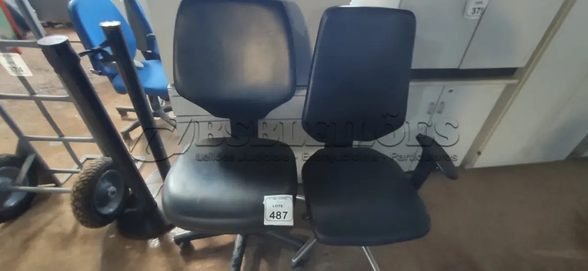 LOTE 487 - 02 CADEIRAS DE ESCRITÓRIO GIRATÓRIAS. (NO ESTADO) ATENÇÃO! FAZER A VISITAÇÃO ANTES DE ARREMATAR, NÃO SABEMOS SE FUNCIONA, LEILÃO NÃO TEM GARANTIA E NEM DEVOLUÇÃO, SUJEITO A POSSÍVEIS AVARIAS VISÍVEIS/OCULTAS E/OU AUSÊNCIA DE COMPONENTES.
