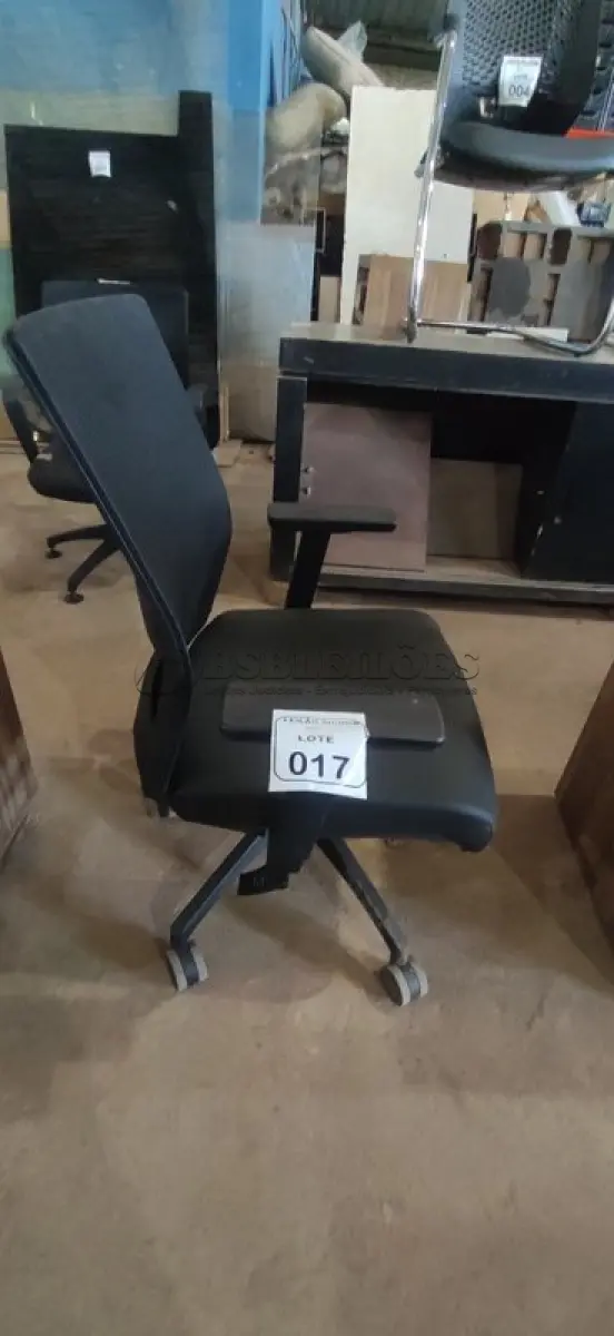 LOTE 017 - 01 CADEIRA PARA ESCRITÓRIO GIRATÓRIA ERGONÔMICA MARELLI COM ENCOSTO EM TELA MESH PRETA. (NO ESTADO) ATENÇÃO! FAZER A VISITAÇÃO ANTES DE ARREMATAR, NÃO SABEMOS SE FUNCIONA, LEILÃO NÃO TEM GARANTIA E NEM DEVOLUÇÃO, SUJEITO A POSSÍVEIS AVARIAS VISÍVEIS/OCULTAS E/OU AUSÊNCIA DE COMPONENTES.