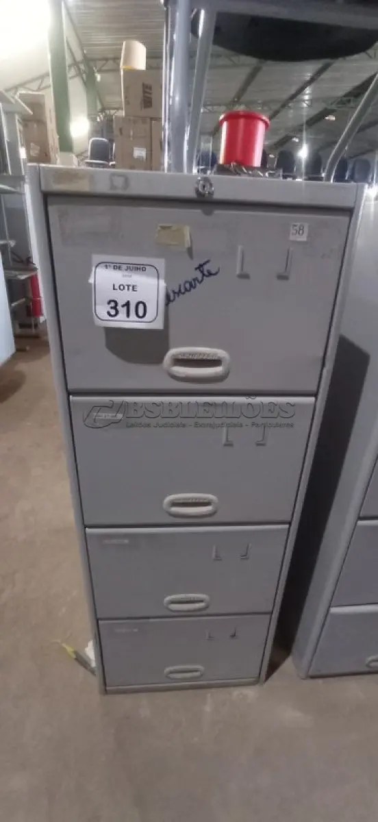 LOTE 310 - 01 ARQUIVO DE AÇO COM 04 GAVETAS. (NO ESTADO) ATENÇÃO! FAZER A VISITAÇÃO ANTES DE ARREMATAR, NÃO SABEMOS SE FUNCIONA, LEILÃO NÃO TEM GARANTIA E NEM DEVOLUÇÃO, SUJEITO A POSSÍVEIS AVARIAS VISÍVEIS/OCULTAS E/OU AUSÊNCIA DE COMPONENTES.
