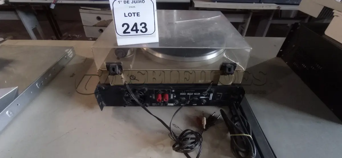 LOTE 243 - 01 AMPLIFICADOR DE POTÊNCIA MODELO HS 600/70V MARCA HOTSOUND E 01 TOCA VINIL MARCA GRADIENTE. (NO ESTADO) ATENÇÃO! FAZER A VISITAÇÃO ANTES DE ARREMATAR, NÃO SABEMOS SE FUNCIONA, LEILÃO NÃO TEM GARANTIA E NEM DEVOLUÇÃO, SUJEITO A POSSÍVEIS AVARIAS VISÍVEIS/OCULTAS E/OU AUSÊNCIA DE COMPONENTES.