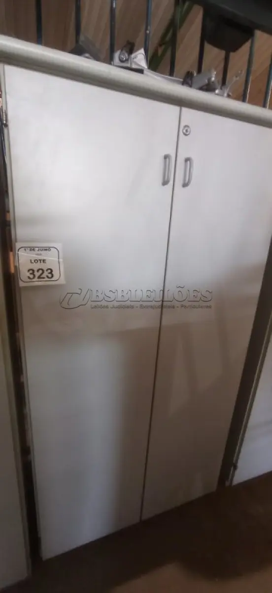 LOTE 323 - 01 ARMÁRIO 02 PORTAS EM MADEIRA. (NO ESTADO) ATENÇÃO! FAZER A VISITAÇÃO ANTES DE ARREMATAR, NÃO SABEMOS SE FUNCIONA, LEILÃO NÃO TEM GARANTIA E NEM DEVOLUÇÃO, SUJEITO A POSSÍVEIS AVARIAS VISÍVEIS/OCULTAS E/OU AUSÊNCIA DE COMPONENTES.