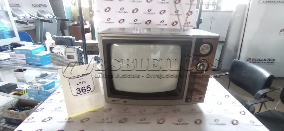 LOTE 365 - 01 TV DE TUBO ANTIGO MODELO CTP 3703 MARCA SANYO. (NO ESTADO) ATENÇÃO! FAZER A VISITAÇÃO ANTES DE ARREMATAR, NÃO SABEMOS SE FUNCIONA, LEILÃO NÃO TEM GARANTIA E NEM DEVOLUÇÃO, SUJEITO A POSSÍVEIS AVARIAS VISÍVEIS/OCULTAS E/OU AUSÊNCIA DE COMPONENTES.