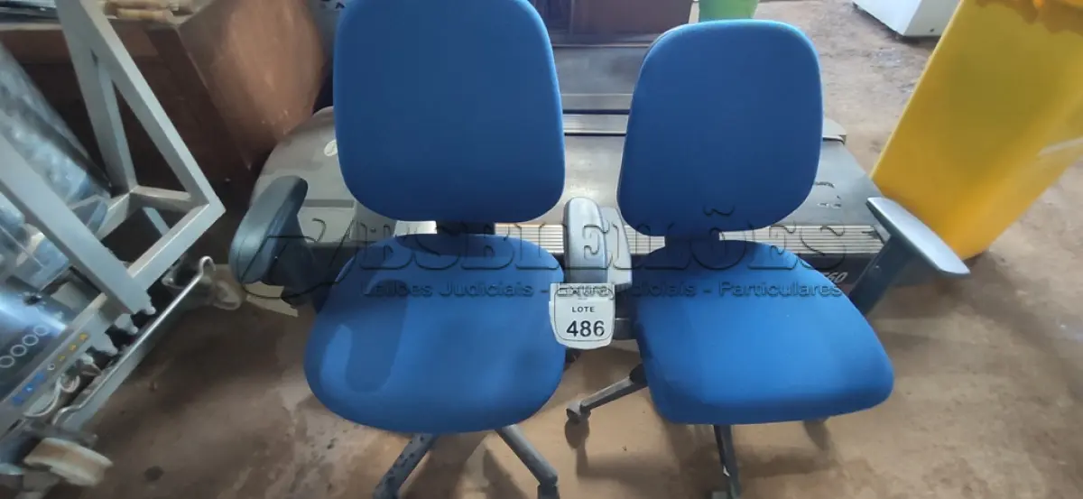 LOTE 486 - 02 CADEIRAS DE ESCRITÓRIO GIRATÓRIAS. (NO ESTADO) ATENÇÃO! FAZER A VISITAÇÃO ANTES DE ARREMATAR, NÃO SABEMOS SE FUNCIONA, LEILÃO NÃO TEM GARANTIA E NEM DEVOLUÇÃO, SUJEITO A POSSÍVEIS AVARIAS VISÍVEIS/OCULTAS E/OU AUSÊNCIA DE COMPONENTES.