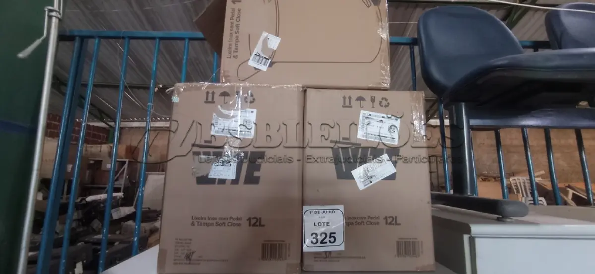 LOTE 325 - 03 LIXEIRAS EM INOX COM PEDAL SEM TAMPA. (NO ESTADO) ATENÇÃO! FAZER A VISITAÇÃO ANTES DE ARREMATAR, NÃO SABEMOS SE FUNCIONA, LEILÃO NÃO TEM GARANTIA E NEM DEVOLUÇÃO, SUJEITO A POSSÍVEIS AVARIAS VISÍVEIS/OCULTAS E/OU AUSÊNCIA DE COMPONENTES.