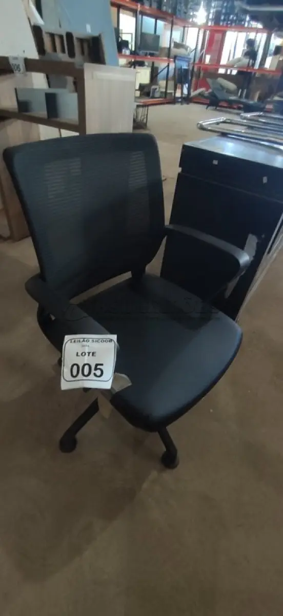 LOTE 005 - 01 CADEIRA PARA ESCRITÓRIO EXECUTIVA PRETA. (NO ESTADO) ATENÇÃO! FAZER A VISITAÇÃO ANTES DE ARREMATAR, NÃO SABEMOS SE FUNCIONA, LEILÃO NÃO TEM GARANTIA E NEM DEVOLUÇÃO, SUJEITO A POSSÍVEIS AVARIAS VISÍVEIS/OCULTAS E/OU AUSÊNCIA DE COMPONENTES.