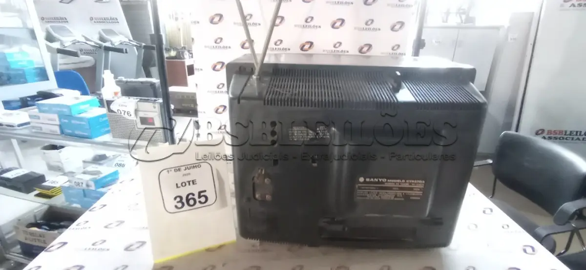 LOTE 365 - 01 TV DE TUBO ANTIGO MODELO CTP 3703 MARCA SANYO. (NO ESTADO) ATENÇÃO! FAZER A VISITAÇÃO ANTES DE ARREMATAR, NÃO SABEMOS SE FUNCIONA, LEILÃO NÃO TEM GARANTIA E NEM DEVOLUÇÃO, SUJEITO A POSSÍVEIS AVARIAS VISÍVEIS/OCULTAS E/OU AUSÊNCIA DE COMPONENTES.
