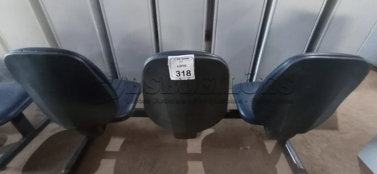 LOTE 318 - 01 CADEIRA TIPO LONGARINA COM 03 LUGARES. (NO ESTADO) ATENÇÃO! FAZER A VISITAÇÃO ANTES DE ARREMATAR, NÃO SABEMOS SE FUNCIONA, LEILÃO NÃO TEM GARANTIA E NEM DEVOLUÇÃO, SUJEITO A POSSÍVEIS AVARIAS VISÍVEIS/OCULTAS E/OU AUSÊNCIA DE COMPONENTES.