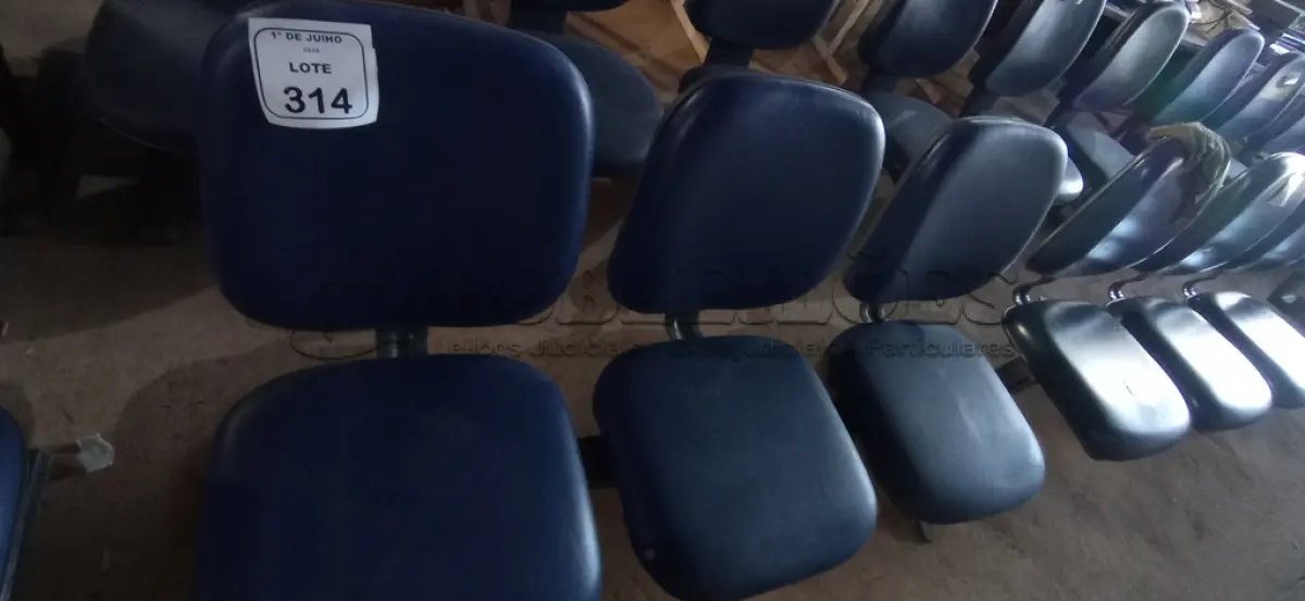 LOTE 314 - 01 CADEIRA TIPO LONGARINA COM 03 LUGARES. (NO ESTADO) ATENÇÃO! FAZER A VISITAÇÃO ANTES DE ARREMATAR, NÃO SABEMOS SE FUNCIONA, LEILÃO NÃO TEM GARANTIA E NEM DEVOLUÇÃO, SUJEITO A POSSÍVEIS AVARIAS VISÍVEIS/OCULTAS E/OU AUSÊNCIA DE COMPONENTES.