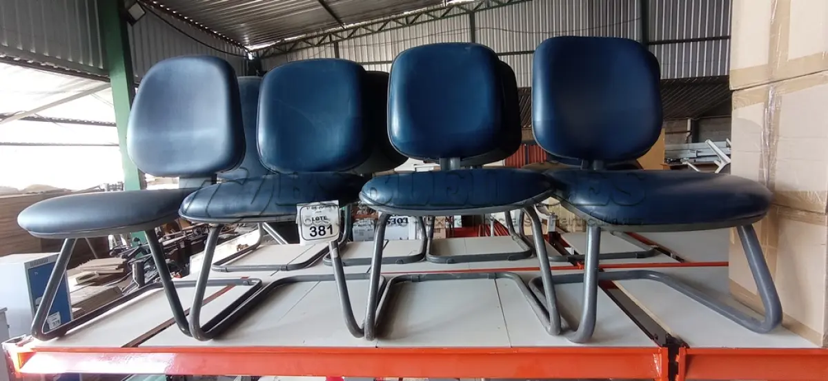 LOTE 381 - 04 CADEIRAS DE PÉS FIXOS. (NO ESTADO) ATENÇÃO! FAZER A VISITAÇÃO ANTES DE ARREMATAR, NÃO SABEMOS SE FUNCIONA, LEILÃO NÃO TEM GARANTIA E NEM DEVOLUÇÃO, SUJEITO A POSSÍVEIS AVARIAS VISÍVEIS/OCULTAS E/OU AUSÊNCIA DE COMPONENTES.
