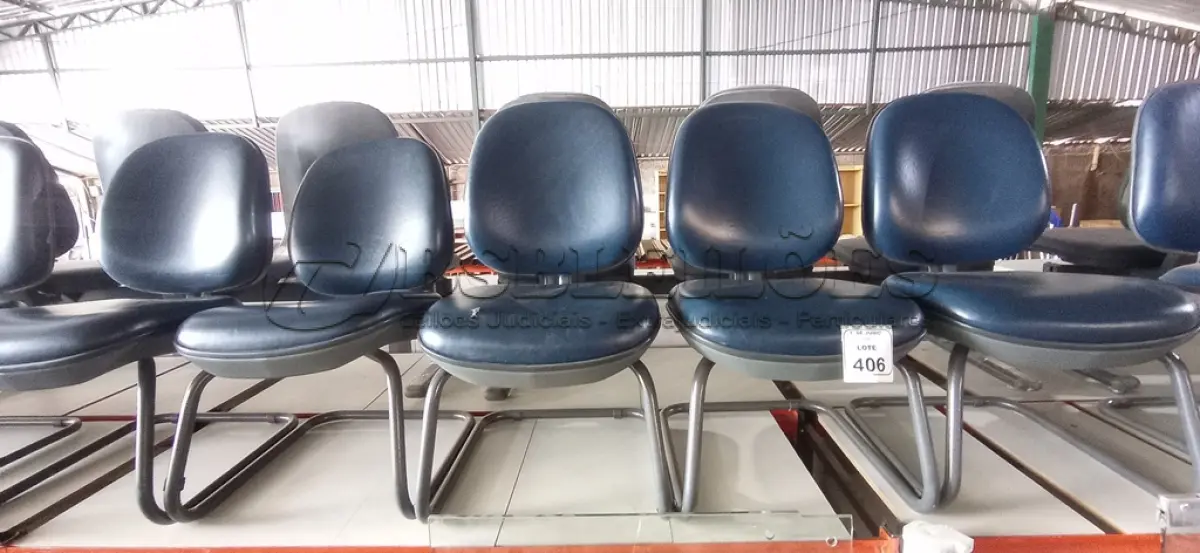 LOTE 406 - 05 CADEIRAS COM PÉS FIXOS. (NO ESTADO) ATENÇÃO! FAZER A VISITAÇÃO ANTES DE ARREMATAR, NÃO SABEMOS SE FUNCIONA, LEILÃO NÃO TEM GARANTIA E NEM DEVOLUÇÃO, SUJEITO A POSSÍVEIS AVARIAS VISÍVEIS/OCULTAS E/OU AUSÊNCIA DE COMPONENTES.