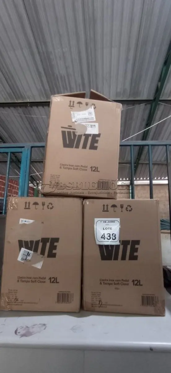LOTE 438 - 03 LIXEIRAS EM INOX COM PEDAL SEM TAMPA. (NO ESTADO) ATENÇÃO! FAZER A VISITAÇÃO ANTES DE ARREMATAR, NÃO SABEMOS SE FUNCIONA, LEILÃO NÃO TEM GARANTIA E NEM DEVOLUÇÃO, SUJEITO A POSSÍVEIS AVARIAS VISÍVEIS/OCULTAS E/OU AUSÊNCIA DE COMPONENTES.