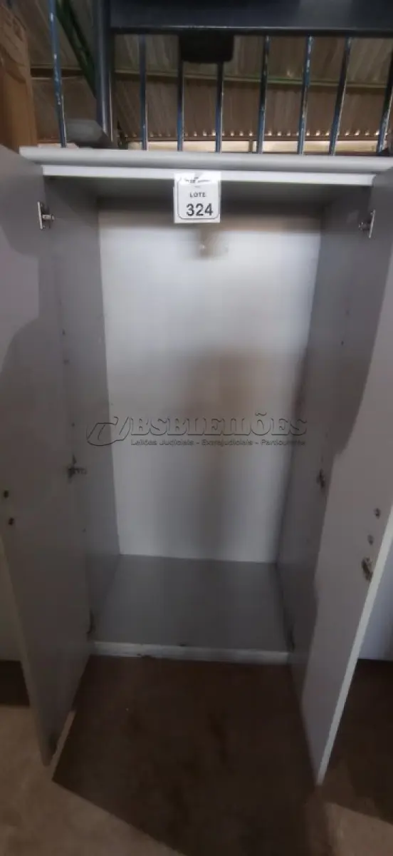 LOTE 324 - 01 ARMÁRIO 02 PORTAS EM MADEIRA. (NO ESTADO) ATENÇÃO! FAZER A VISITAÇÃO ANTES DE ARREMATAR, NÃO SABEMOS SE FUNCIONA, LEILÃO NÃO TEM GARANTIA E NEM DEVOLUÇÃO, SUJEITO A POSSÍVEIS AVARIAS VISÍVEIS/OCULTAS E/OU AUSÊNCIA DE COMPONENTES.