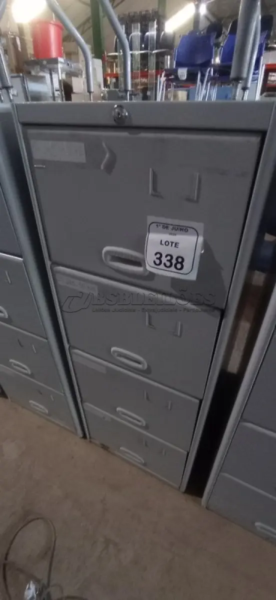 LOTE 338 - 01 ARQUIVO DE AÇO COM 04 GAVETAS. (NO ESTADO) ATENÇÃO! FAZER A VISITAÇÃO ANTES DE ARREMATAR, NÃO SABEMOS SE FUNCIONA, LEILÃO NÃO TEM GARANTIA E NEM DEVOLUÇÃO, SUJEITO A POSSÍVEIS AVARIAS VISÍVEIS/OCULTAS E/OU AUSÊNCIA DE COMPONENTES.