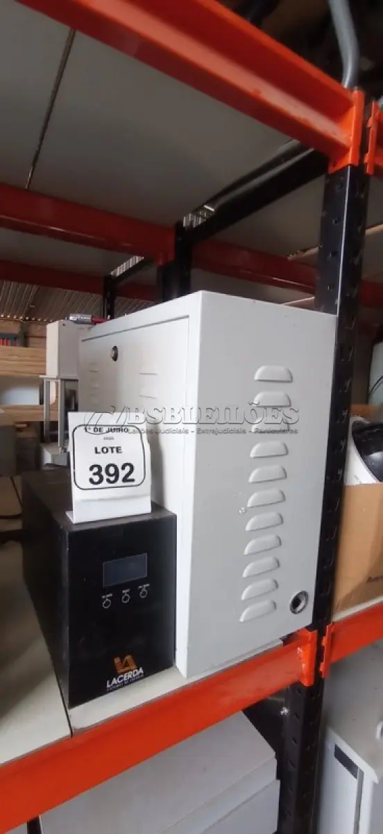 LOTE 392 - 01 BANCO DE BATERIAS VAZIAS E 01 NOBREAK MARCA LACERDA. (NO ESTADO) ATENÇÃO! FAZER A VISITAÇÃO ANTES DE ARREMATAR, NÃO SABEMOS SE FUNCIONA, LEILÃO NÃO TEM GARANTIA E NEM DEVOLUÇÃO, SUJEITO A POSSÍVEIS AVARIAS VISÍVEIS/OCULTAS E/OU AUSÊNCIA DE COMPONENTES.