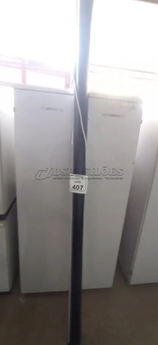 LOTE 407 - 01 TELA DE PROJEÇÃO RETRÁTIL. (NO ESTADO) ATENÇÃO! FAZER A VISITAÇÃO ANTES DE ARREMATAR, NÃO SABEMOS SE FUNCIONA, LEILÃO NÃO TEM GARANTIA E NEM DEVOLUÇÃO, SUJEITO A POSSÍVEIS AVARIAS VISÍVEIS/OCULTAS E/OU AUSÊNCIA DE COMPONENTES.