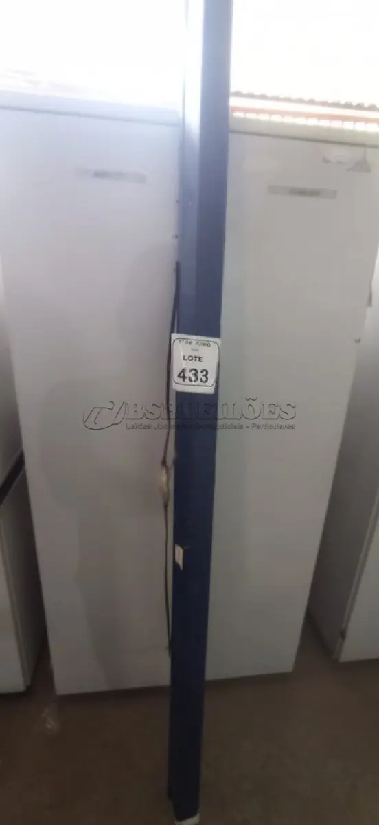 LOTE 433 - 01 TELA DE PROJEÇÃO RETRÁTIL. (NO ESTADO) ATENÇÃO! FAZER A VISITAÇÃO ANTES DE ARREMATAR, NÃO SABEMOS SE FUNCIONA, LEILÃO NÃO TEM GARANTIA E NEM DEVOLUÇÃO, SUJEITO A POSSÍVEIS AVARIAS VISÍVEIS/OCULTAS E/OU AUSÊNCIA DE COMPONENTES.
