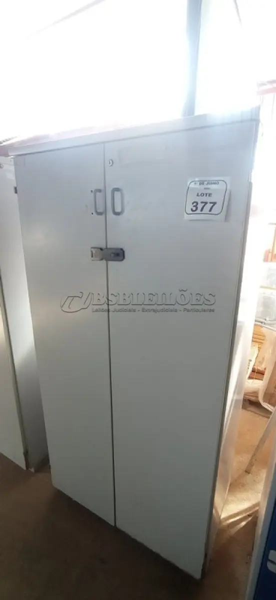 LOTE 377 - 01 ARMÁRIO 02 PORTAS EM MADEIRA. (NO ESTADO) ATENÇÃO! FAZER A VISITAÇÃO ANTES DE ARREMATAR, NÃO SABEMOS SE FUNCIONA, LEILÃO NÃO TEM GARANTIA E NEM DEVOLUÇÃO, SUJEITO A POSSÍVEIS AVARIAS VISÍVEIS/OCULTAS E/OU AUSÊNCIA DE COMPONENTES.
