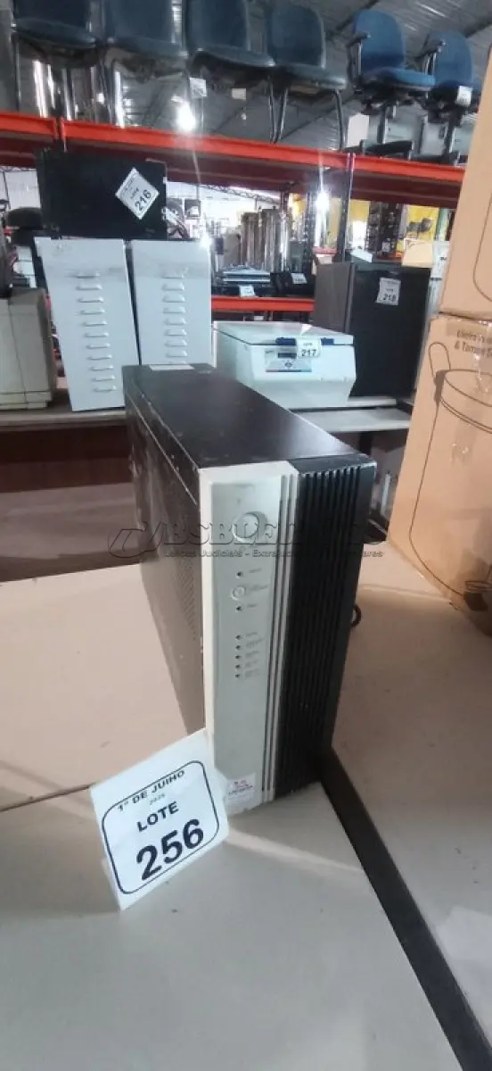 LOTE 256 - 01 NOBREAK DE 2KVA MARCA LACERDA. (NO ESTADO) ATENÇÃO! FAZER A VISITAÇÃO ANTES DE ARREMATAR, NÃO SABEMOS SE FUNCIONA, LEILÃO NÃO TEM GARANTIA E NEM DEVOLUÇÃO, SUJEITO A POSSÍVEIS AVARIAS VISÍVEIS/OCULTAS E/OU AUSÊNCIA DE COMPONENTES.