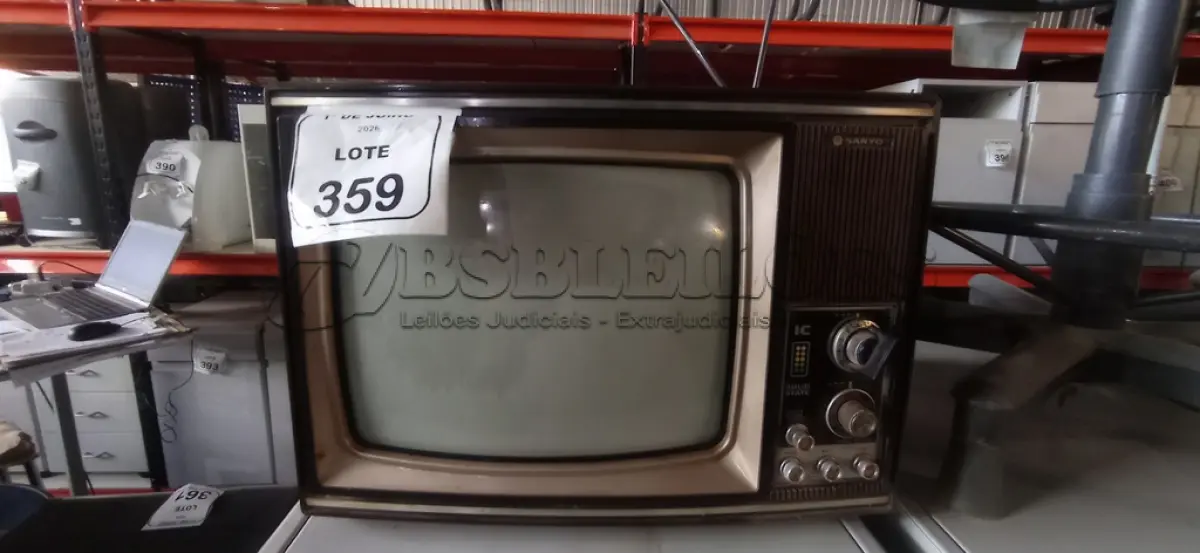 LOTE 359 - 01 TV DE TUBO ANTIGO MODELO CTP 3701 MARCA SANYO. (NO ESTADO) ATENÇÃO! FAZER A VISITAÇÃO ANTES DE ARREMATAR, NÃO SABEMOS SE FUNCIONA, LEILÃO NÃO TEM GARANTIA E NEM DEVOLUÇÃO, SUJEITO A POSSÍVEIS AVARIAS VISÍVEIS/OCULTAS E/OU AUSÊNCIA DE COMPONENTES.