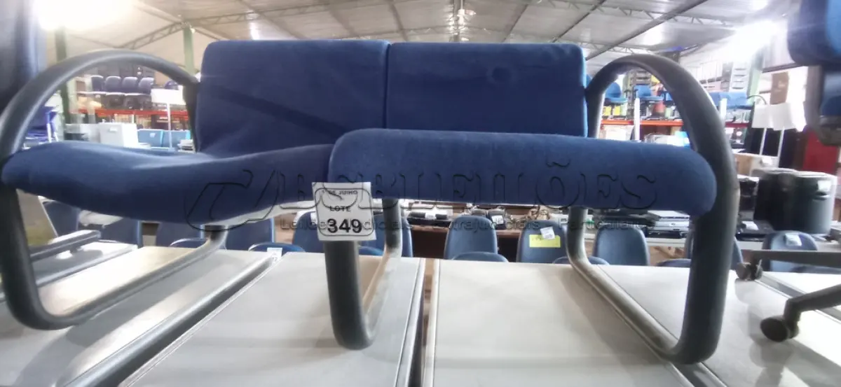 LOTE 349 - 01 POLTRONA DE 02 LUGARES. (NO ESTADO) ATENÇÃO! FAZER A VISITAÇÃO ANTES DE ARREMATAR, NÃO SABEMOS SE FUNCIONA, LEILÃO NÃO TEM GARANTIA E NEM DEVOLUÇÃO, SUJEITO A POSSÍVEIS AVARIAS VISÍVEIS/OCULTAS E/OU AUSÊNCIA DE COMPONENTES.