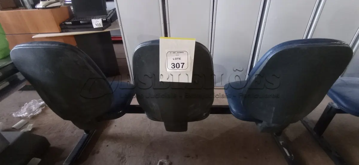 LOTE 307 - 01 CADEIRA TIPO LONGARINA COM 03 LUGARES. (NO ESTADO) ATENÇÃO! FAZER A VISITAÇÃO ANTES DE ARREMATAR, NÃO SABEMOS SE FUNCIONA, LEILÃO NÃO TEM GARANTIA E NEM DEVOLUÇÃO, SUJEITO A POSSÍVEIS AVARIAS VISÍVEIS/OCULTAS E/OU AUSÊNCIA DE COMPONENTES.