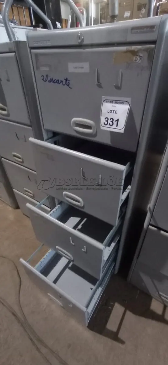 LOTE 331 - 01 ARQUIVO DE AÇO COM 04 GAVETAS. (NO ESTADO) ATENÇÃO! FAZER A VISITAÇÃO ANTES DE ARREMATAR, NÃO SABEMOS SE FUNCIONA, LEILÃO NÃO TEM GARANTIA E NEM DEVOLUÇÃO, SUJEITO A POSSÍVEIS AVARIAS VISÍVEIS/OCULTAS E/OU AUSÊNCIA DE COMPONENTES.