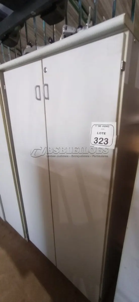 LOTE 323 - 01 ARMÁRIO 02 PORTAS EM MADEIRA. (NO ESTADO) ATENÇÃO! FAZER A VISITAÇÃO ANTES DE ARREMATAR, NÃO SABEMOS SE FUNCIONA, LEILÃO NÃO TEM GARANTIA E NEM DEVOLUÇÃO, SUJEITO A POSSÍVEIS AVARIAS VISÍVEIS/OCULTAS E/OU AUSÊNCIA DE COMPONENTES.